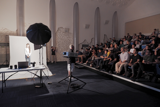 Fotografer AS Zack Arias Berbagi Ilmu di Workshop Fujifilm 